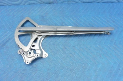 Оригинальный регулятор стекла передней пассажирской двери Lexus GX470 2003-2009 годов выпуска - Изображение 1 из 4