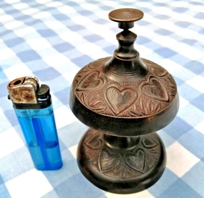 ancienne sonnette, cloche d'hôtel de comptoir en bronze décor de coeurs - Photo 1/4