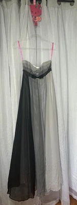 Maxi Vestido de Colección Betsy Johnson 100% Seda Sin Tirantes Lazos Gris Negro Capricho Gótico Talla 2 Foto 1 de 4