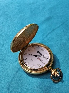 Orologio da tasca Majesti 46mm tono oro giallo data giorno necessita batteria nuova vintage - Foto 1 di 5