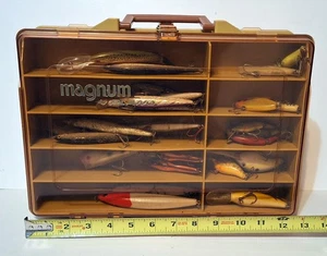 Valigia vintage Plano Magnum 2 lati scatola con 52 spine esche basso bel mix - Foto 1 di 24