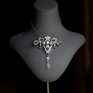 Collar Colgante Broche Bonito Período Estilo Encaje Engastado Cz Azul Rodio SC21 - Imagen 1 de 11