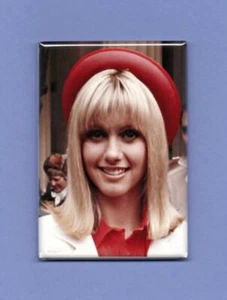 OLIVIA NEWTON JOHN *2X3 KÜHLSCHRANKMAGNET* SÄNGERIN SCHAUSPIELERIN FETT EHRLICH LIEBE DICH - Bild 1 von 2