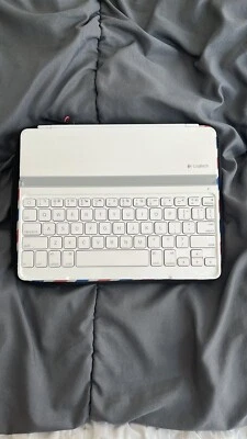 logitech ultra thin ipad keyboard with case - Image 1 of 4