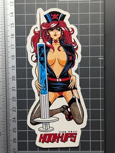 Calcomanía adhesiva Hook-Ups - Enfermera de anime con jeringa gigante, diseño gótico retro - Imagen 1 de 1