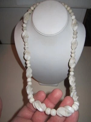 COLLAR VINTAGE TALLADO CONCHA Y ÓNIX BLANCO - 26" LARGO - 111 GRAMOS - BBA-9A Foto 1 de 4