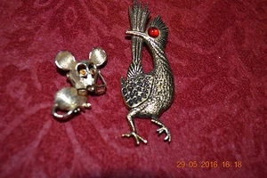 Lot 2 Vintage Signed Gold Pl Brooches - Tiny Mouse - Avon; Roadrunner J.Ritter - Picture 1 of 2