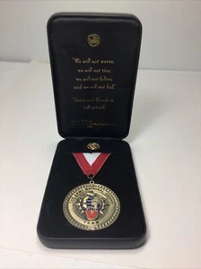 Medaglia e spilla vittoria totale Guardia Nazionale US Army in astuccio - Foto 1 di 6