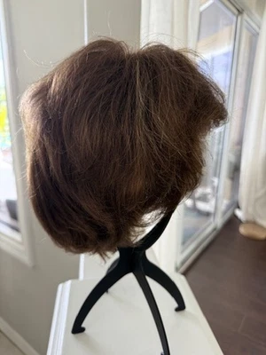 Peluca Jacquelyn Mezcla Cabello Humano Marrón Corto Elástico Ajustable Usada Usada en Excelente Condición Foto 1 de 4