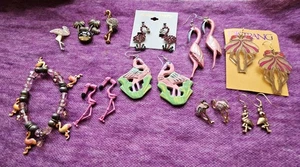 Konvolut 3 Flamingo Trachten Broschen Anstecknadeln und 7 Paar Ohrringe und ein Armband - Bild 1 von 5