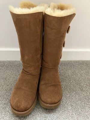 UGG Australia BAILEY BUTTON TRIPLET hohe Stiefel KASTANIENBRAUN Wildleder UK-Größe 5,5 - Bild 1 von 4