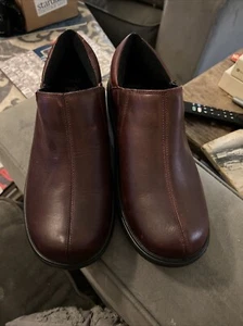 Crocs Work Chelea Damen 10 braune Leder rutschfeste Slipper Clogs Schuhe - Bild 1 von 7