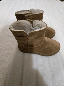 Kleinkind UGG Keelan Stiefel Größe 6c. Sehr guter Zustand - Bild 1 von 6