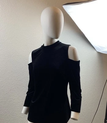 Top de terciopelo negro hombro frío GUESS talla mediana para mujer Foto 1 de 4