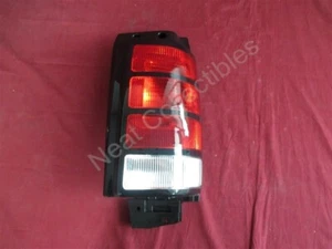 Luz de lámpara trasera con líneas negras 1991-95 derecha para Dodge Caravan OEM nuevo de lote original - Imagen 1 de 6