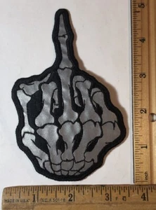 Scheletro Mano Dito Medio Riflettente Ferro su Patch Motociclista 3” x 5” - Foto 1 di 2