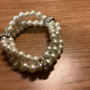 Vintage unbranded three strand fax pearls with rhinestone memory bracelet - Picture 1 of 1