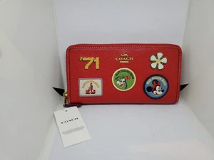 Walt Disney World Coach 50. Jubiläum rot Leder Patch Geldbörse Minnie Goofy - Bild 1 von 2