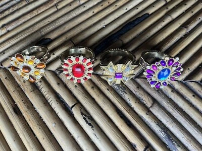 ¡Anillos de servilleta de oro y joyas Bombay & Company! Conjuntos de colección una mesa impresionante Foto 1 de 4