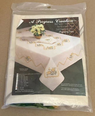 Kit de mantel punto de cruz estampado Progress/Tobin "Royal Rose" con hilo dental 60" Foto 1 de 2