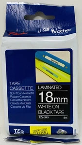 BROTHER TZe-345 NASTRO ORIGINALE BIANCO SU NERO 18mmX8mt P-TOUCH 500/1800/2500PC - Imagen 1 de 1