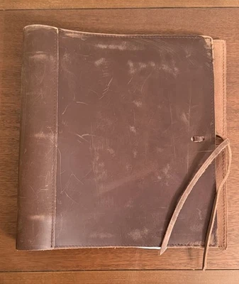 Larry David Curb Your Enthusiasm Pantalla Original Usada Guión Cuero Carpeta Certificado de Autenticidad Foto 1 de 4