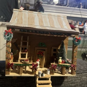 Handgefertigtes beleuchtetes Cajun Landhaus dekoriert für Weihnachten - Bild 1 von 7