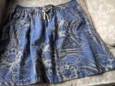 Minifalda Patagonia. Bolsillos con cordón de algodón cáñamo floral azul playa  Foto 1 de 4