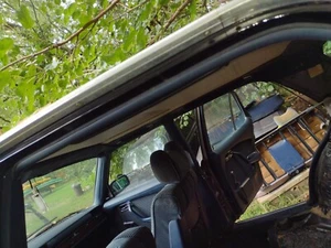 MERCEDES-BENZ W116 280SE INTERIOR PUERTA TRASERA VENTANA EMBELLECEDOR SUPERIOR SELLO AZUL - Imagen 1 de 1