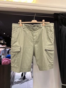 Bermudas cortas Brunello Cucinelli para hombre verde salvia cargo - Imagen 1 de 7