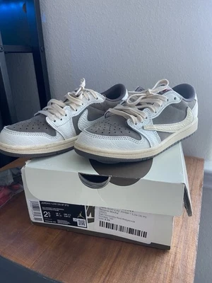 Jordan 1 Low OG SP (PS) Size 2.5 Y SAIL/UNIVERSITE ROUGE DO5442162 - Image 1 of 4