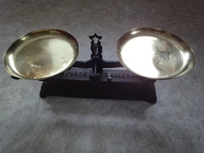Ancienne balance force 5kg ROBERVAL rénovée avec plateaux laiton - Photo 1/4
