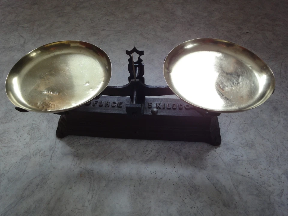 Ancienne balance force 5kg ROBERVAL rénovée avec plateaux laiton - Photo 1/4