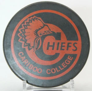 Cariboo College Chiefs Kamloops BC Canada 1977 College Hockey Tourney Puck (C) - Imagen 1 de 8