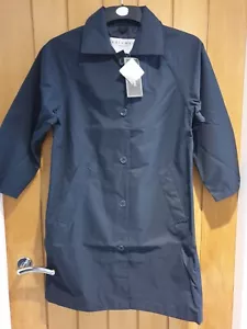 RainMac Midhurst England giacca/cappotto antipioggia con cappuccio UK taglia 8 blu nuovo con etichette - Foto 1 di 13