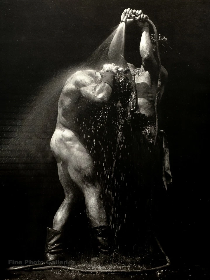 1984 Vintage HERB RITTS Masculino Nu Muscular Bodyshop Chuveiro GRANDE Duotone Foto Arte - Imagem 1 de 1