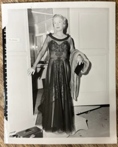 Disfraz de estrella de cine Ann Harding armario foto fija 1951 - Imagen 1 de 3