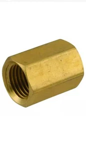 Acoplamiento de tubería de latón Everbilt LFA-732 1/4" FIP 1/4" MIP latón sin plomo - Imagen 1 de 2