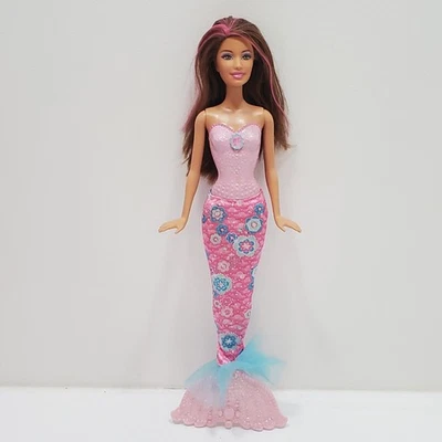 Barbie, Traje de Baño Divertido Sirena Teresa Moldeado, Raya Rosa Foto 1 de 4