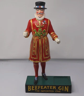 Portabotellas vintage Beefeater Gin pintada a mano estatua Yeoman 17" Foto 1 de 4