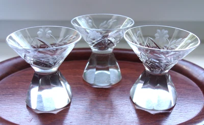 3 alte Schnapsgläser Pinnchen Kristallglas floraler Schliff achtflächiger Fuß - Bild 1 von 4