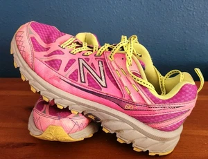 Damengröße 9,5 New Balance All Terrain Wanderschuhe (Schnürschuhe pink & limette gebraucht) - Bild 1 von 8