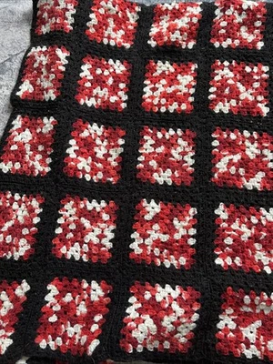 De Colección Granny Square Afghan Throw 64 Por 43" Negro con Borgoña/Rojo/Blanco/Negro Foto 1 de 4