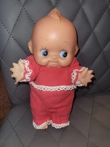 "Muñeca Kewpie vintage de 8"" de goma suave hecha en vinilo muñeca bebé juguete antiguo traje rojo" - Imagen 1 de 8