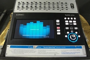 QSC Touchmix 30  in solid flight case  167798 - Picture 1 of 13