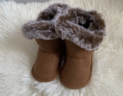 Lindas botas de piel para bebé (talla 2) 3-6 meses Foto 1 de 4