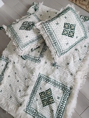 Manta marroquí bereber verde con cuentas y par de almohadas a juego Foto 1 de 4