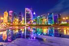 Hauptstadt von Katar. Bunte Doha West Bay-Hochhuser beleuchtet bei Nachtreflexi