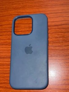 Apple Silicone Case Lightweight Midnight for iPhone 15 with MagSafe Phone Case - Picture 1 of 2