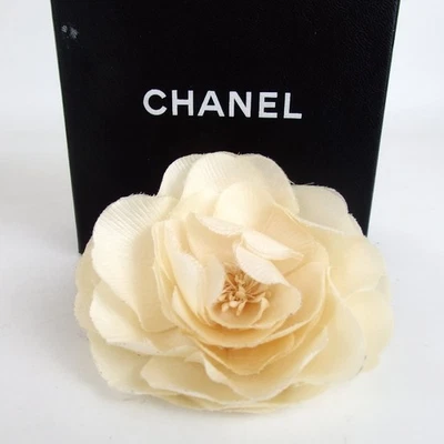 Broche Chanel Camelia Nylon Foto 1 de 4